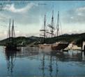 ILUSTRACIJA: Brodovi uz grušku obalu; kolorirana razglednica; nakladnik Purger & Co., 1910.  svjetlotisak, papir, 8,9 × 13,9 cm DUM PM 1750