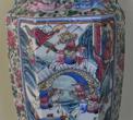 Kineska ukrasna vaza, radionica Kanton, 18./19. st, glaziran i oslikan porculan, rezbareno drvo, v=61 cm, o=77 cm, postolje: v=9 cm, DUM KPM K-11