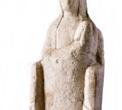FIGURA KOUROTROPHOS Cipro-arhajsko razdoblje II (oko 600.-480. god. pr. Kr.), vapnenac, dimenzije: vis. 20 cm, šir. 9 cm, deb. 5 cm (DUM AM 5464)