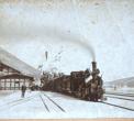 Dolazak prve željeznice u Gruž, nepoznati fotograf, 15. srpnja 1901., albuminska fotografija, podlijepljena kartonom, 12,9 × 17,9 cm, DUM PM 1767