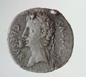 Av.: CAESAR AVGVSTVS, glava Oktavijana Augusta s hrastovim vijencem lijevo, u točkastoj kružnici.